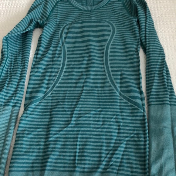 Lululemon long sleeve - Picture 4 of 4